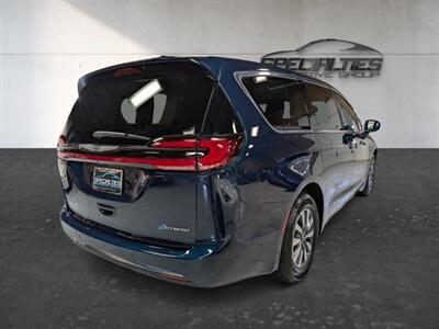 2022 Chrysler Pacifica Hybrid Touring L   - Photo 10 - Bountiful, UT 84010