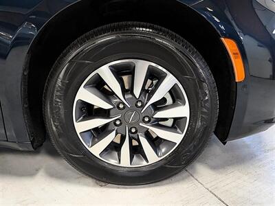2022 Chrysler Pacifica Hybrid Touring L   - Photo 12 - Bountiful, UT 84010