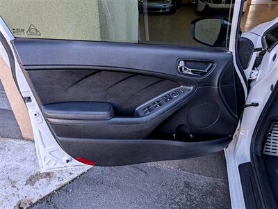 2017 Kia Forte5 SX   - Photo 18 - St. George, UT 84770-2625