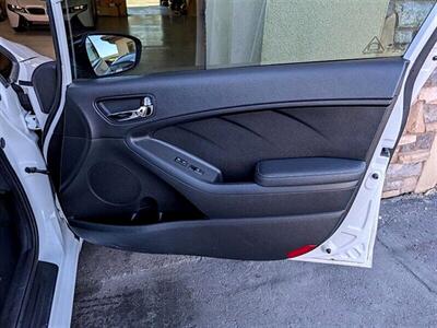 2017 Kia Forte5 SX   - Photo 27 - St. George, UT 84770-2625