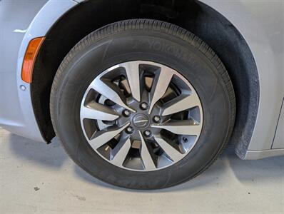 2021 Chrysler Pacifica Hybrid Touring L   - Photo 15 - Bountiful, UT 84010