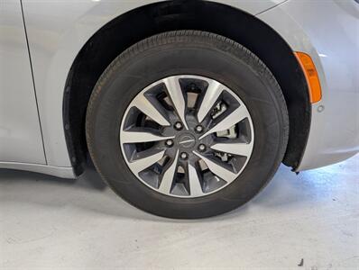 2021 Chrysler Pacifica Hybrid Touring L   - Photo 12 - Bountiful, UT 84010