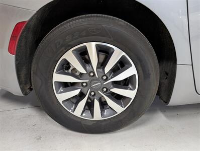 2021 Chrysler Pacifica Hybrid Touring L   - Photo 13 - Bountiful, UT 84010