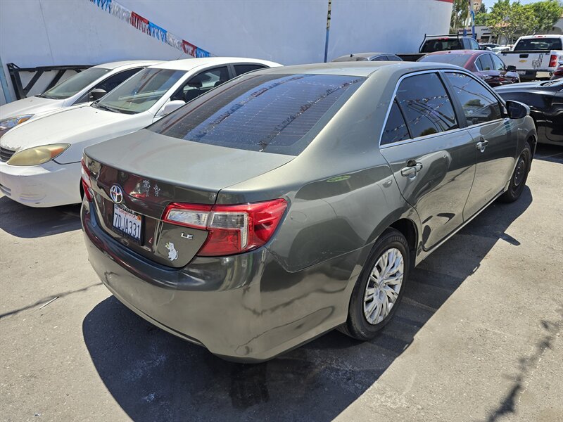 2014 Toyota Camry LE photo 2