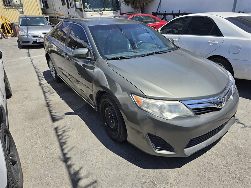 2014 Toyota Camry LE photo 3