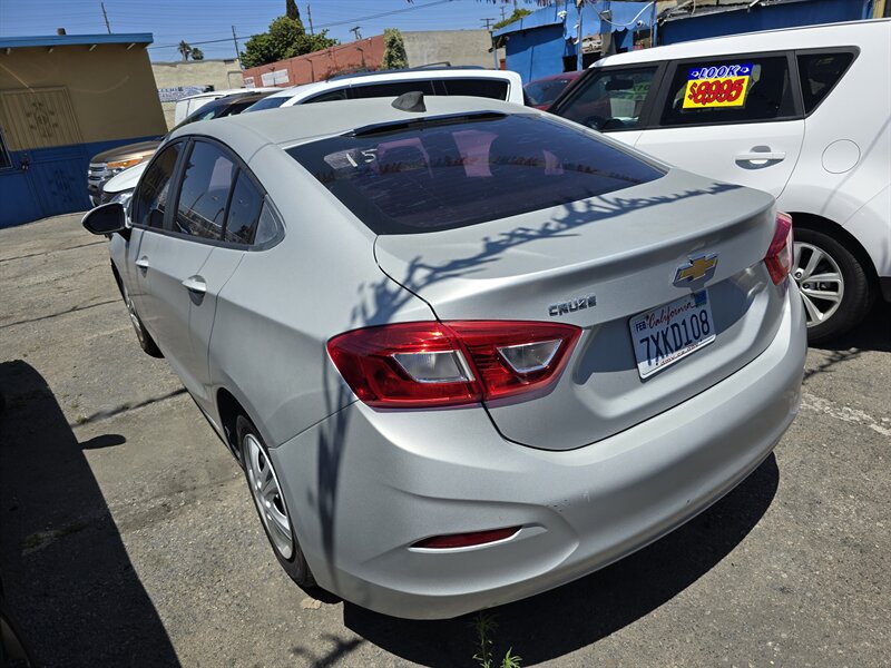 2017 Chevrolet Cruze LS photo 4