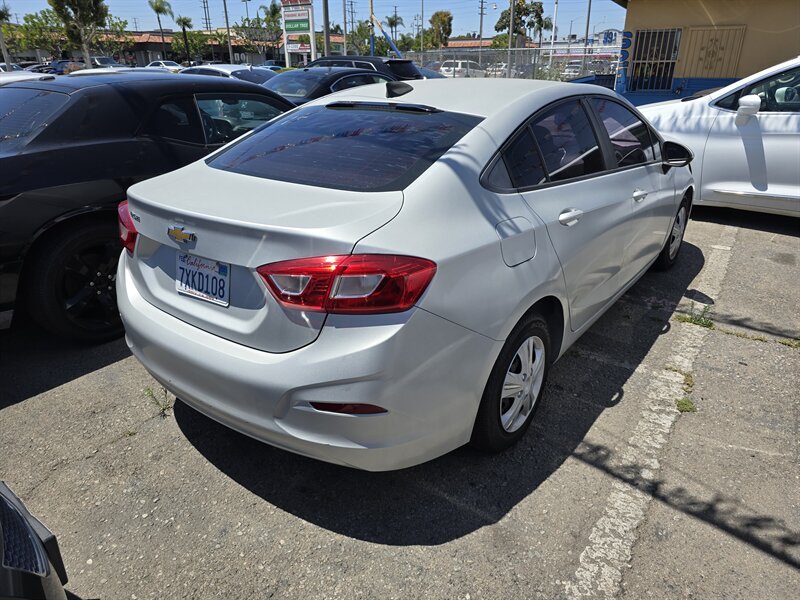 2017 Chevrolet Cruze LS photo 3