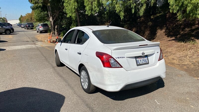 2018 Nissan Versa Sedan SV photo 4