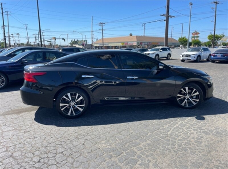 2018 Nissan Maxima SV photo 2