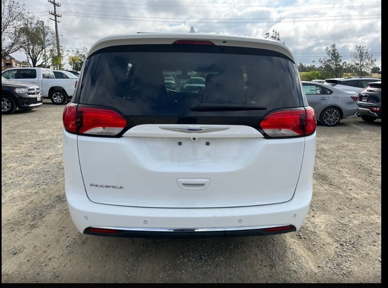 2018 Chrysler Pacifica Touring L photo 4