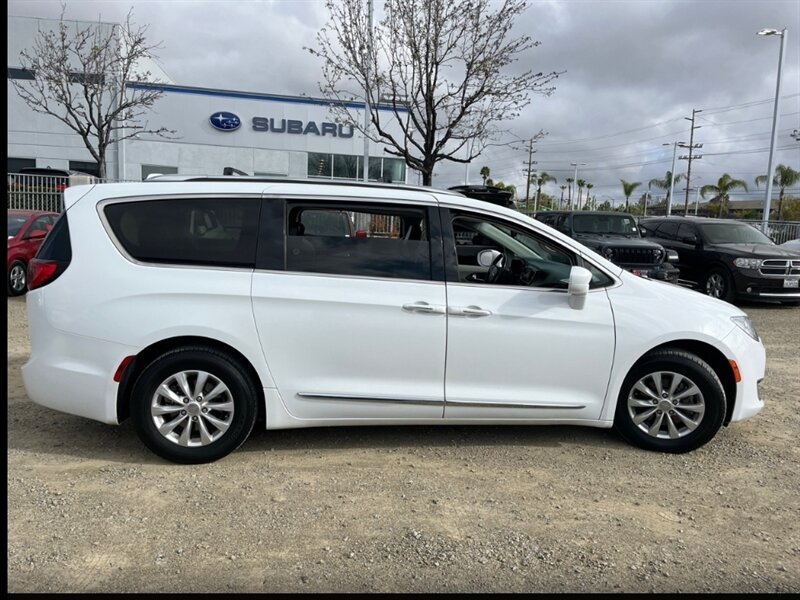 2018 Chrysler Pacifica Touring L photo 3