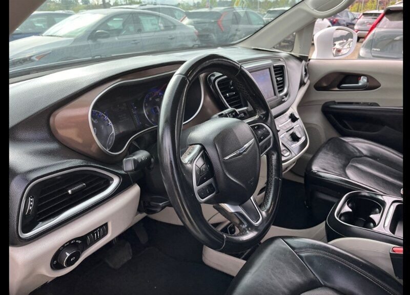 2018 Chrysler Pacifica Touring L photo 6