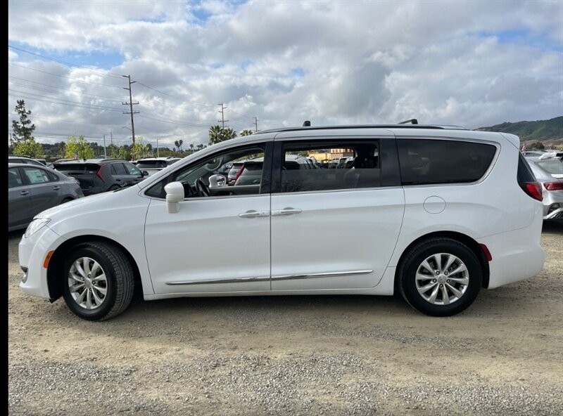 2018 Chrysler Pacifica Touring L photo 2