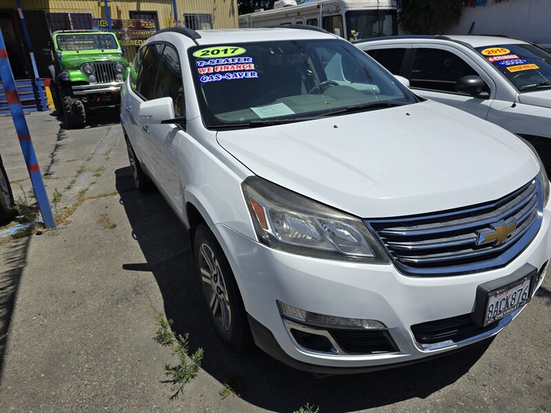 2017 Chevrolet Traverse 1LT photo 2