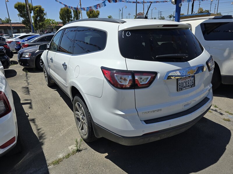 2017 Chevrolet Traverse 1LT photo 4