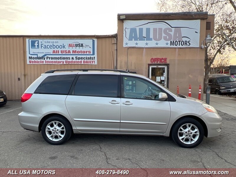 Toyota Sienna's photo