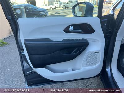 2017 Chrysler Pacifica Limited   - Photo 12 - San Jose, CA 95116