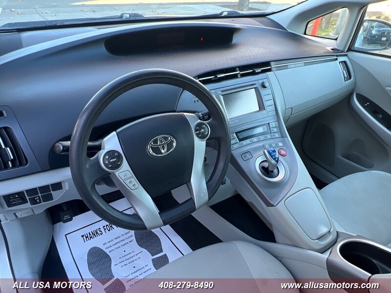 2012 Toyota Prius Three photo 12