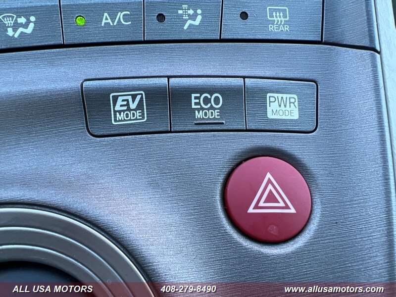 2012 Toyota Prius Three photo 34