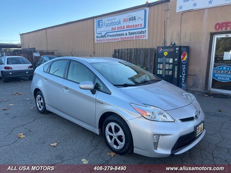 2012 Toyota Prius Three photo 2