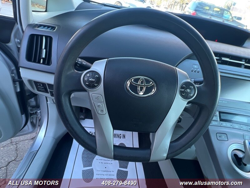 2012 Toyota Prius Three photo 13