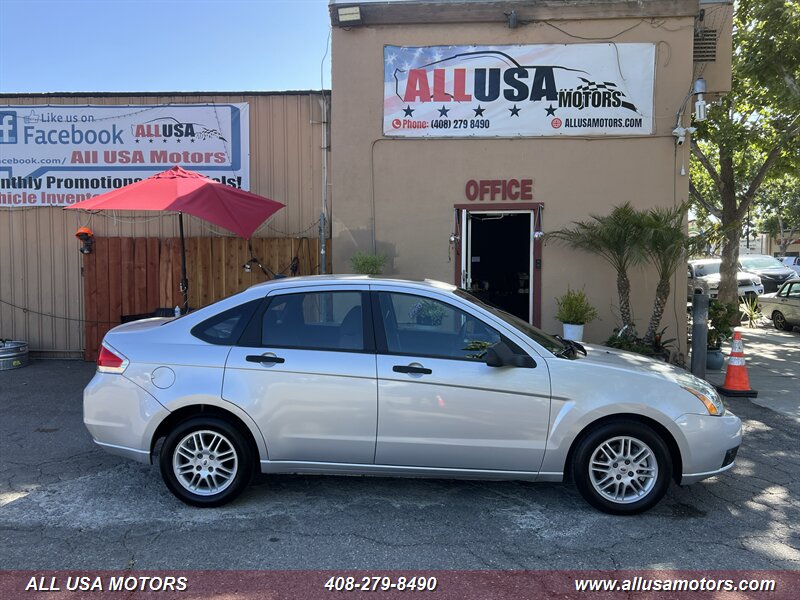 2010 Ford Focus SE's photo