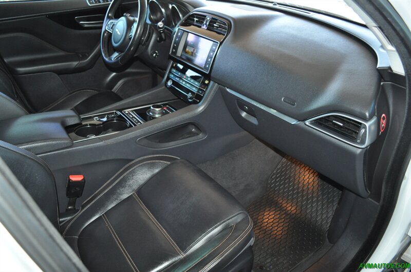 2017 Jaguar F-PACE 35t Prestige - Photo 21 - Scottsdale, AZ 85260