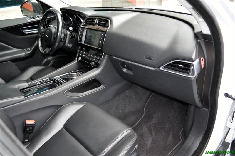 2018 Jaguar F-PACE 25t Premium   - Photo 16 - Scottsdale, AZ 85260