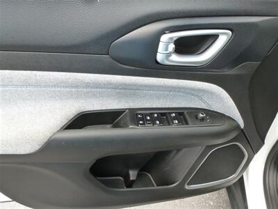 2023 Jeep Compass Latitude   - Photo 12 - Quincy, IL 62305