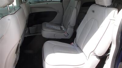 2017 Chrysler Pacifica Limited - Photo 2 - Quincy, IL 62305
