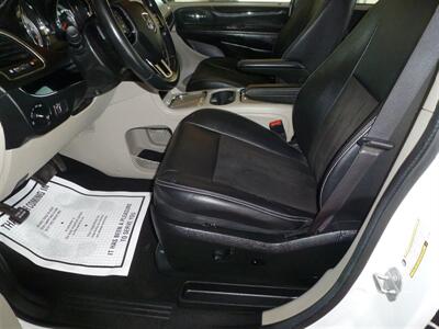 2019 Dodge Grand Caravan SXT   - Photo 8 - Quincy, IL 62305