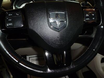 2019 Dodge Grand Caravan SXT   - Photo 12 - Quincy, IL 62305