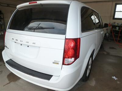 2019 Dodge Grand Caravan SXT   - Photo 2 - Quincy, IL 62305