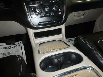 2019 Dodge Grand Caravan SXT   - Photo 10 - Quincy, IL 62305