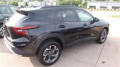 2025 Chevrolet Trax   - Photo 4 - Quincy, IL 62305
