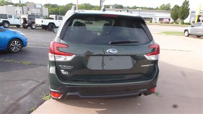2024 Subaru Forester Premium   - Photo 2 - Quincy, IL 62305