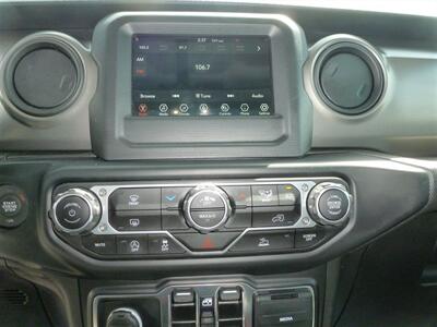 2023 Jeep Gladiator Sport S   - Photo 8 - Quincy, IL 62305