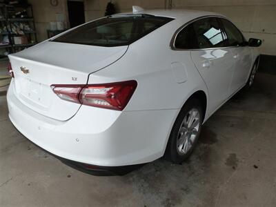 2022 Chevrolet Malibu LT   - Photo 2 - Quincy, IL 62305