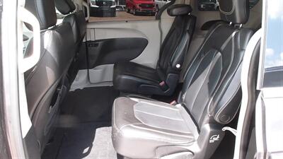2021 Chrysler Voyager LXi - Photo 2 - Quincy, IL 62305
