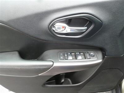 2019 Jeep Cherokee Latitude   - Photo 12 - Quincy, IL 62305