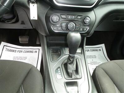 2019 Jeep Cherokee Latitude   - Photo 8 - Quincy, IL 62305