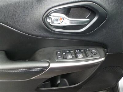 2019 Jeep Cherokee Latitude Plus   - Photo 12 - Quincy, IL 62305