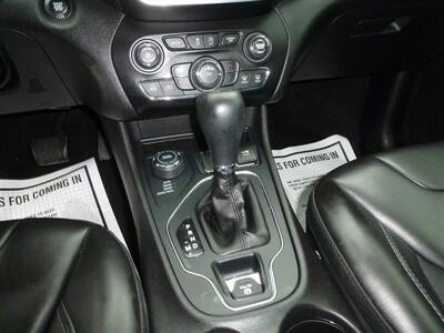 2019 Jeep Cherokee Latitude Plus   - Photo 8 - Quincy, IL 62305