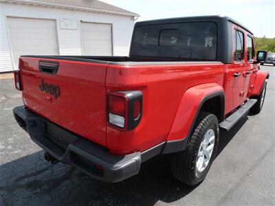 2023 Jeep Gladiator Sport S   - Photo 2 - Quincy, IL 62305