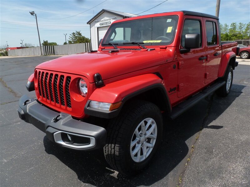 2023 Jeep Gladiator Sport S - Photo 1 - Quincy, IL 62305