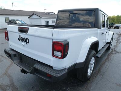 2023 Jeep Gladiator Sport S   - Photo 2 - Quincy, IL 62305