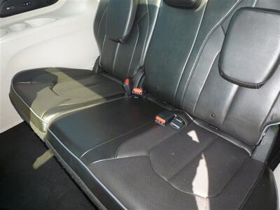2020 Chrysler Pacifica Limited   - Photo 5 - Quincy, IL 62305