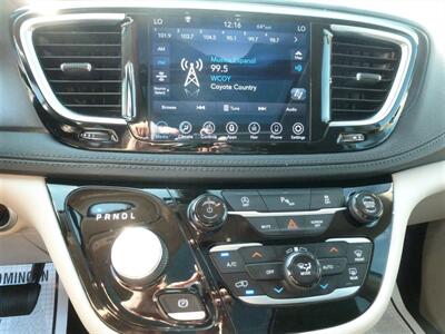 2020 Chrysler Pacifica Limited   - Photo 8 - Quincy, IL 62305
