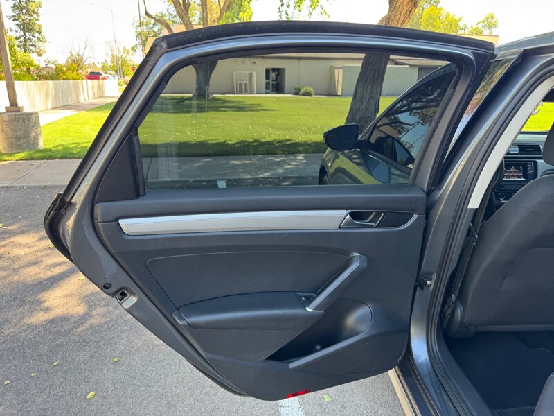 2018 Volkswagen Passat S - Photo 18