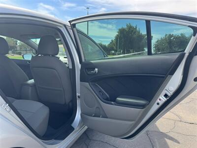 2015 Kia Forte EX   - Photo 14 - Mesa, AZ 85210